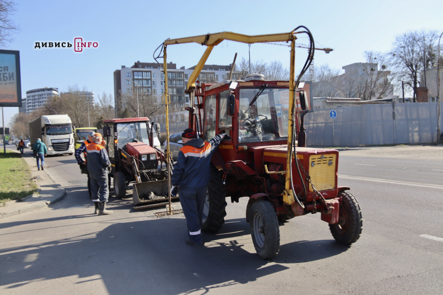 Як у Львові прибирають вулиці після зими (фото) - 7