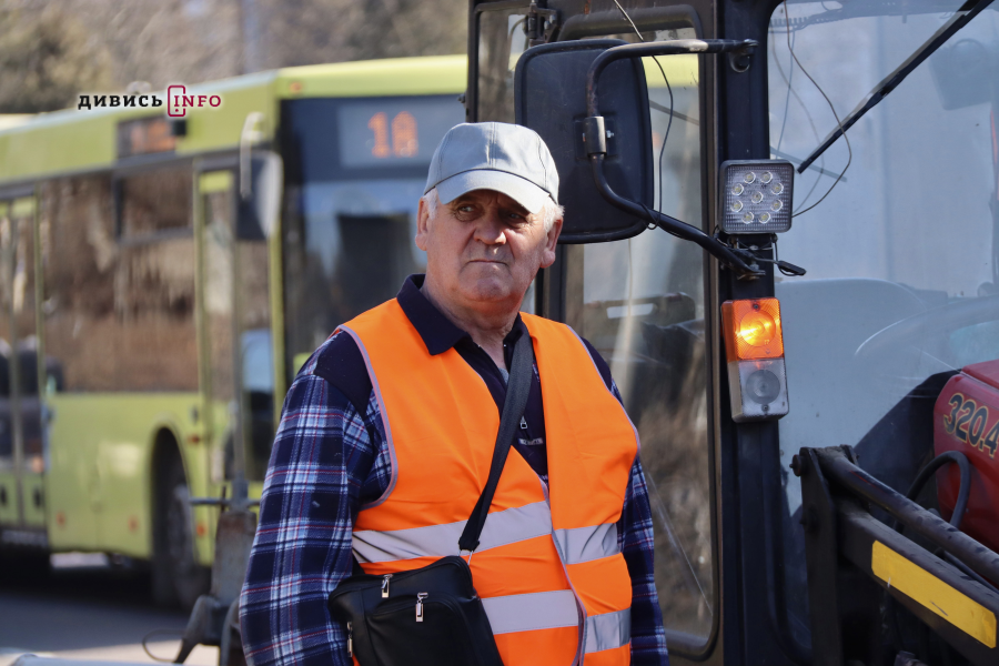 Як у Львові прибирають вулиці після зими (фото) - 5