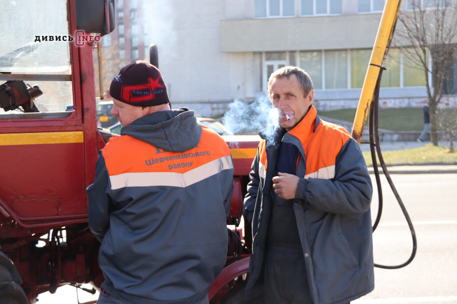 Як у Львові прибирають вулиці після зими (фото) - 3