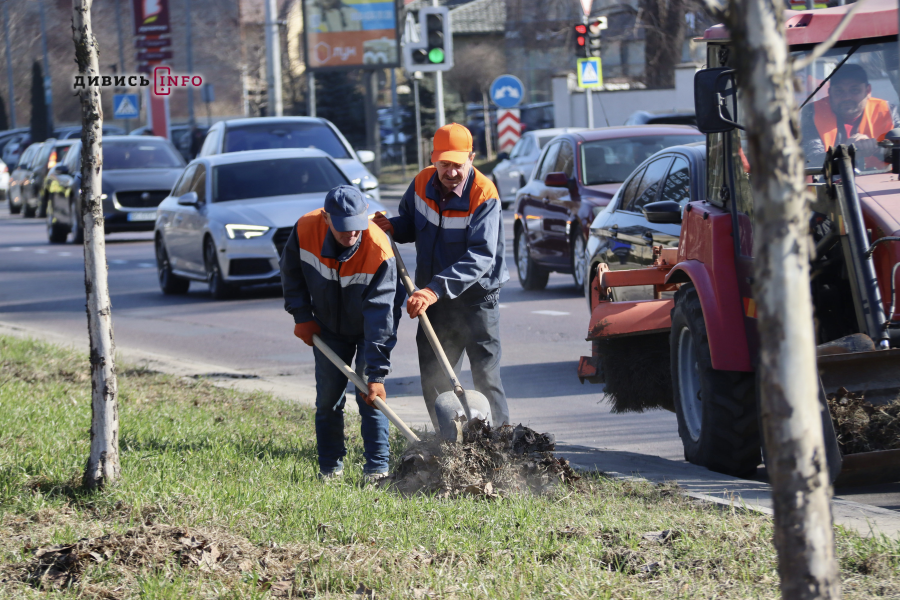 Як у Львові прибирають вулиці після зими (фото) - 15