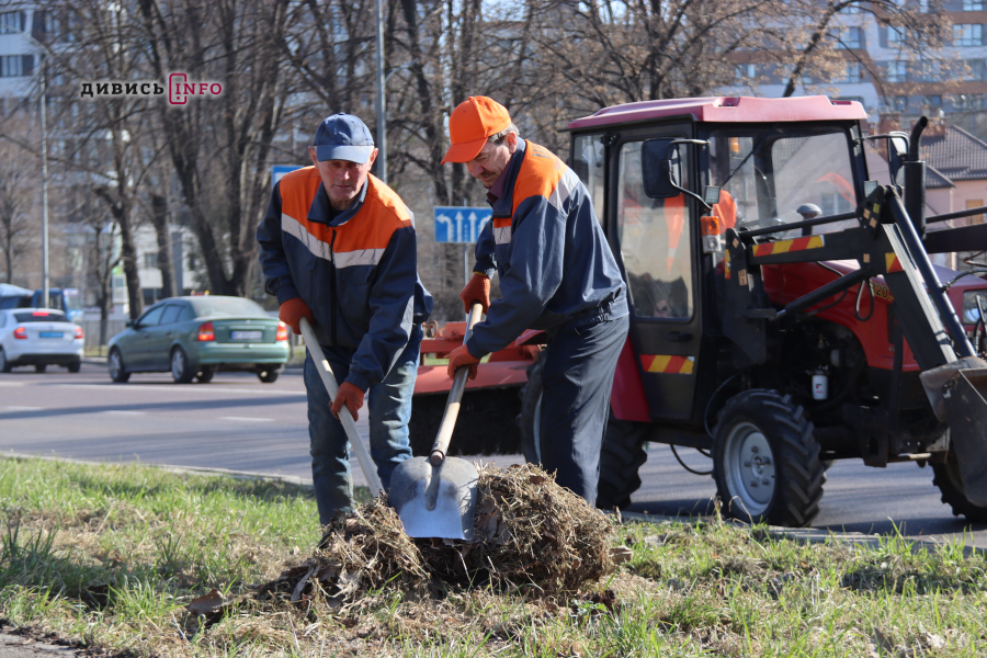 Як у Львові прибирають вулиці після зими (фото) - 11
