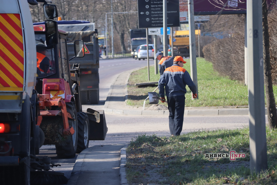 Як у Львові прибирають вулиці після зими (фото) - 14