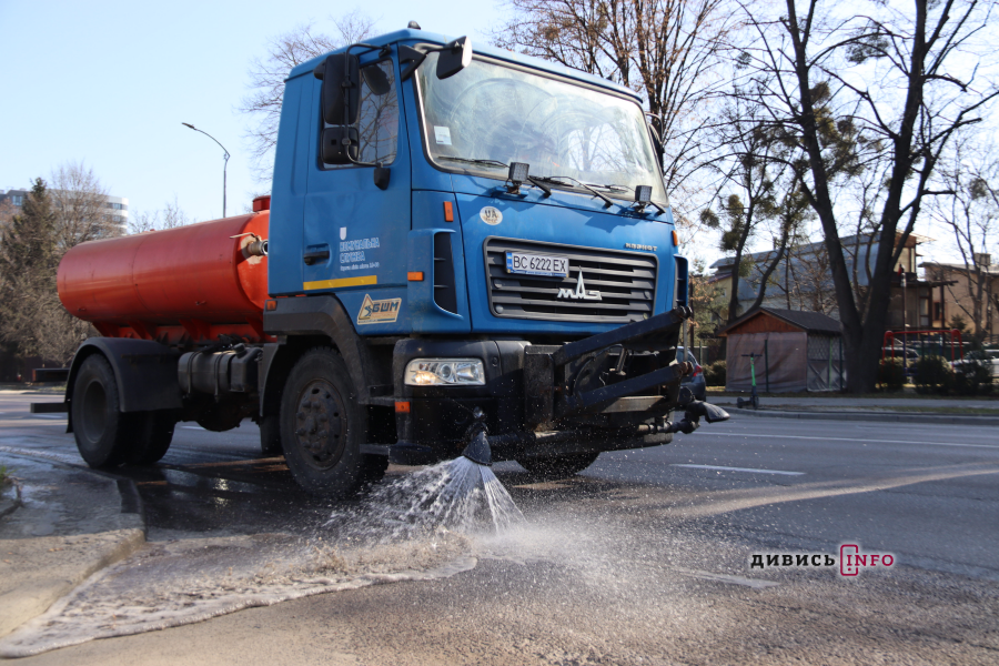Як у Львові прибирають вулиці після зими (фото) - 6
