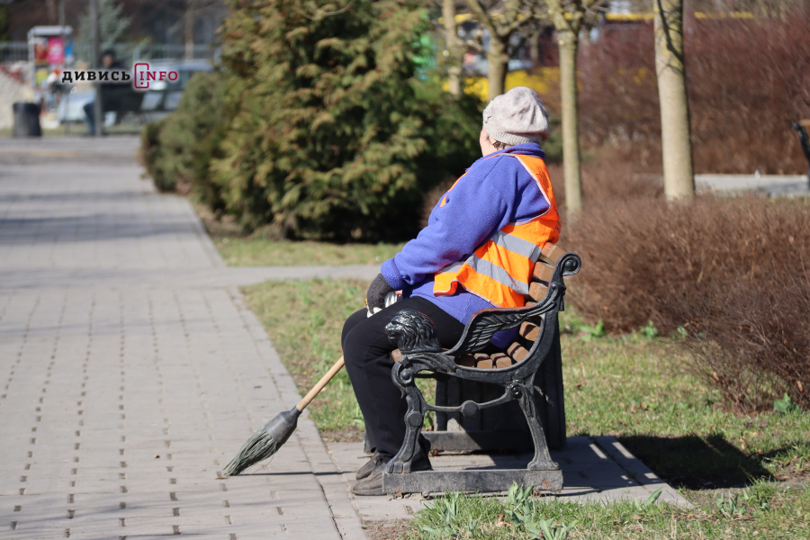Як у Львові прибирають вулиці після зими (фото) - 4