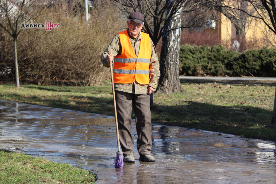 Як у Львові прибирають вулиці після зими (фото) - 16