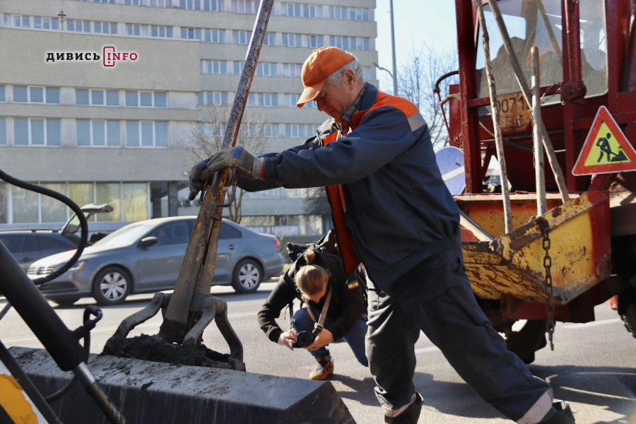 Як у Львові прибирають вулиці після зими (фото) - 9