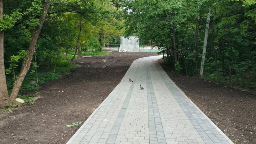 «Від доріжок до дитячих майданчиків»: що відремонтують у львівських парках цього року - 7