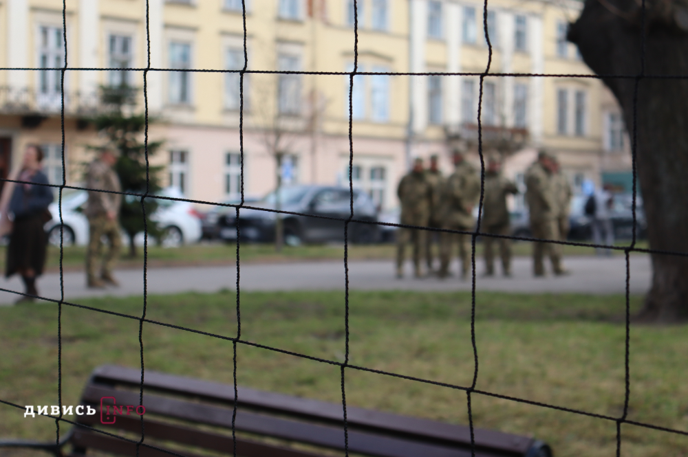 У Львові показали артінсталяцію «Дорога життя», присвячену військовим (фото) - 8