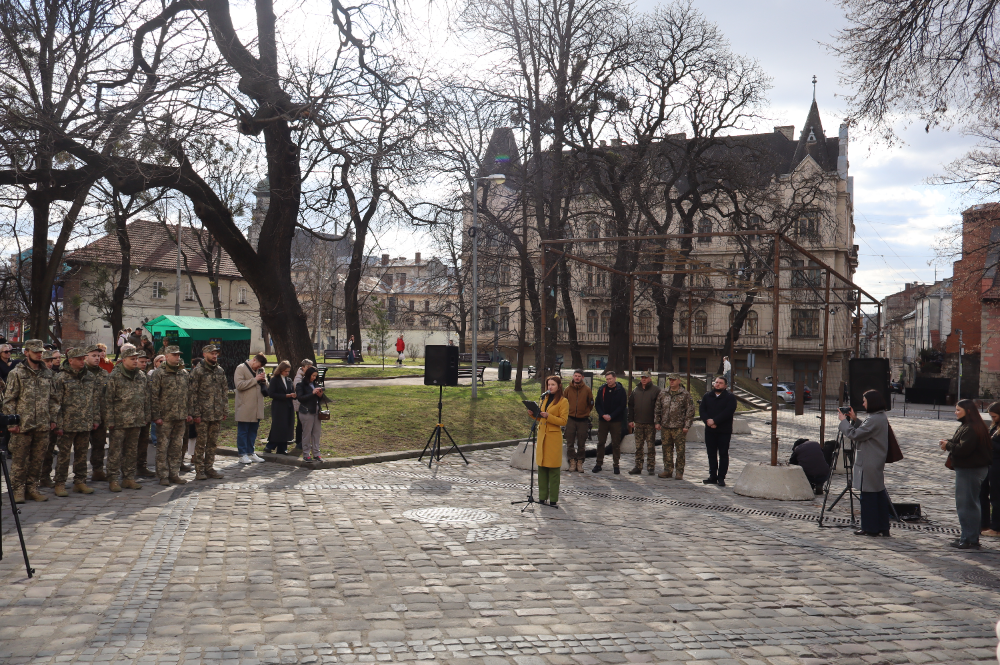 У Львові показали артінсталяцію «Дорога життя», присвячену військовим (фото) - 1