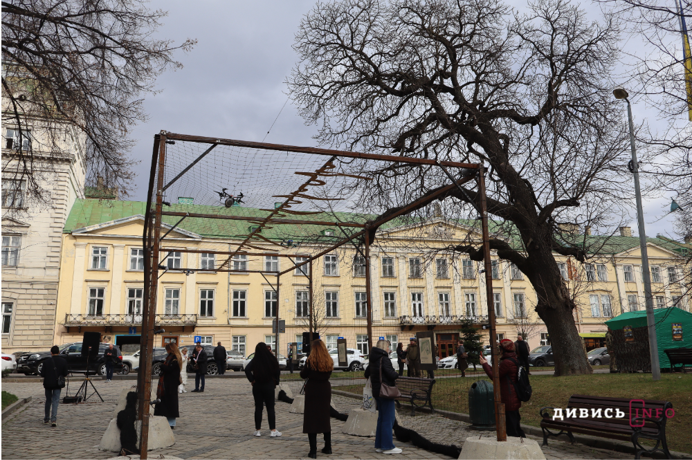У Львові показали артінсталяцію «Дорога життя», присвячену військовим (фото) - 12