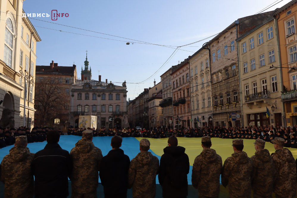 У центрі Львова урочисто заспівали Державний Гімн України (фото) - 3