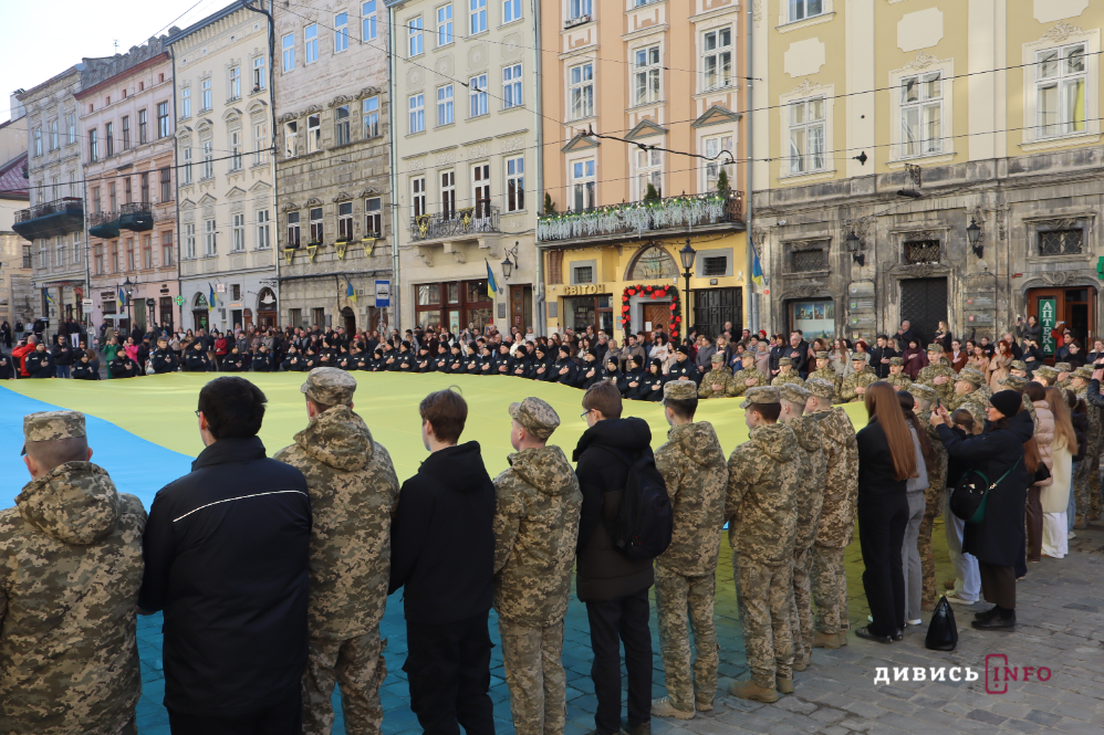 У центрі Львова урочисто заспівали Державний Гімн України (фото) - 4