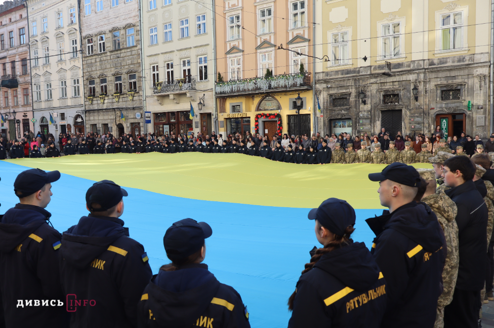 У центрі Львова урочисто заспівали Державний Гімн України (фото) - 6