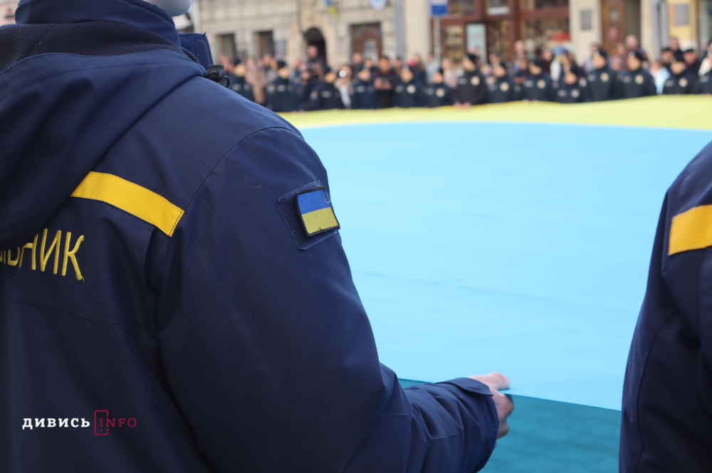 У центрі Львова урочисто заспівали Державний Гімн України (фото) - 5