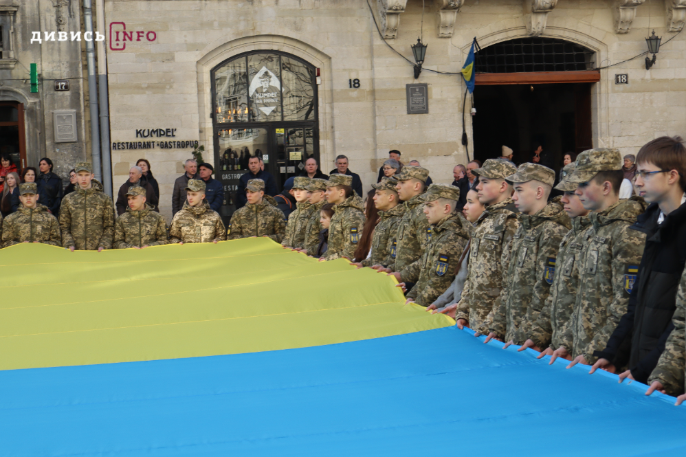 У центрі Львова урочисто заспівали Державний Гімн України (фото) - 8