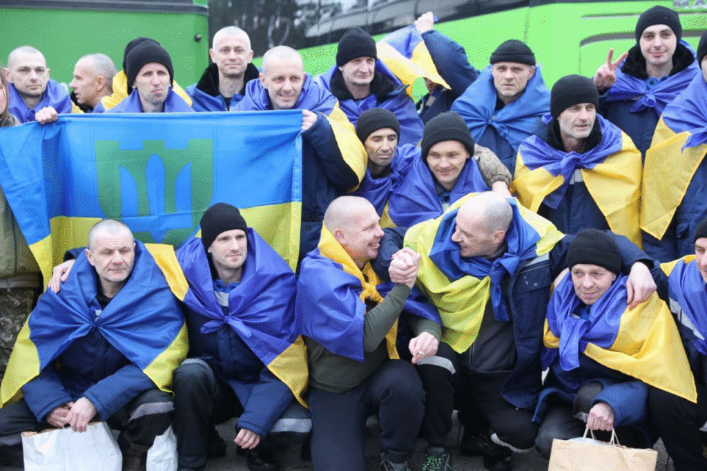 Двісті українців повернулися з російського полону - 1