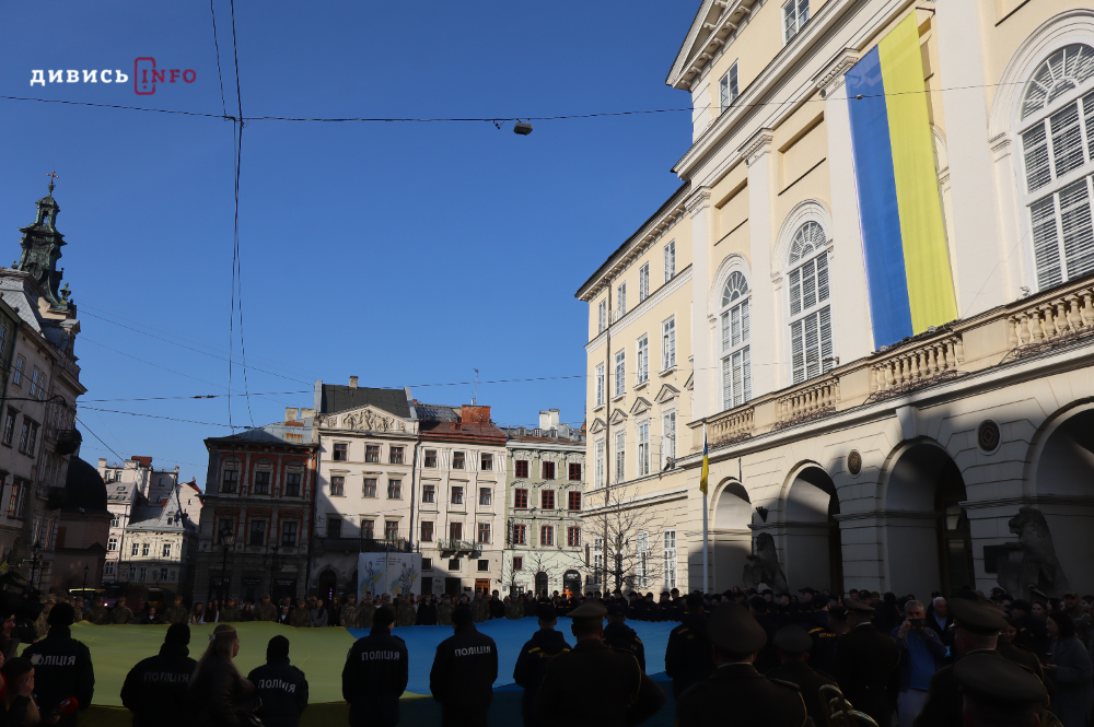 У центрі Львова урочисто заспівали Державний Гімн України (фото) - 9