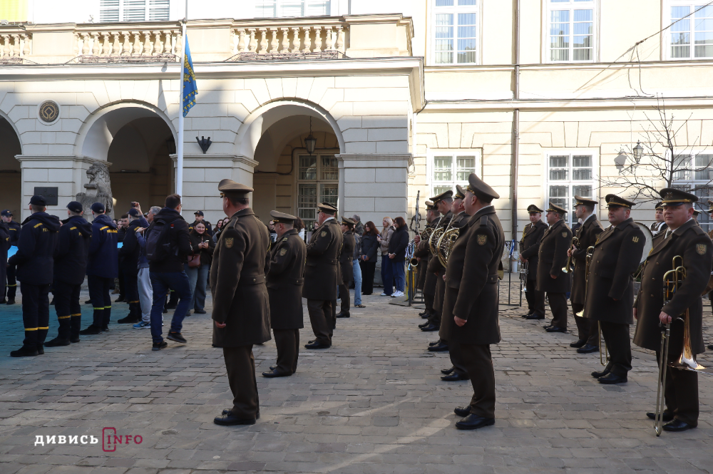 У центрі Львова урочисто заспівали Державний Гімн України (фото) - 11