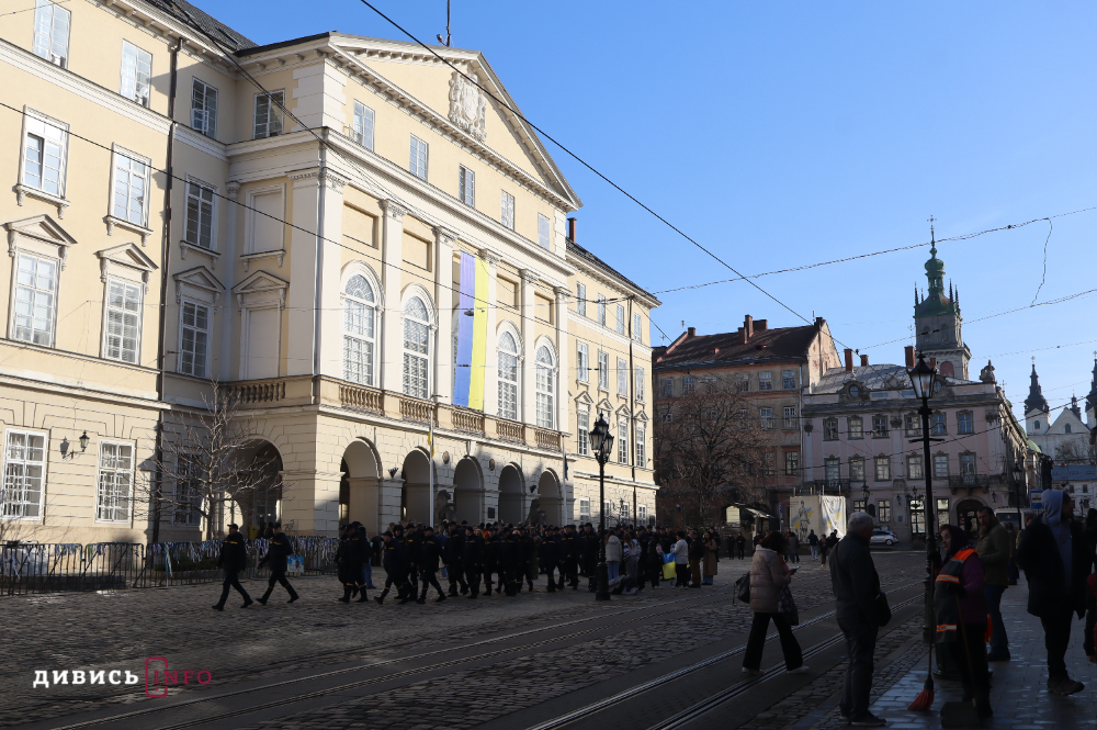 У центрі Львова урочисто заспівали Державний Гімн України (фото) - 13