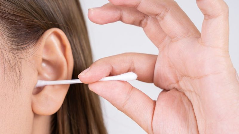 «Вуха чистити взагалі не потрібно», — львівський отоларинголог про популярні міфи про слух - 1