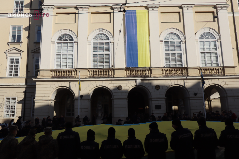 У центрі Львова урочисто заспівали Державний Гімн України (фото) - 12