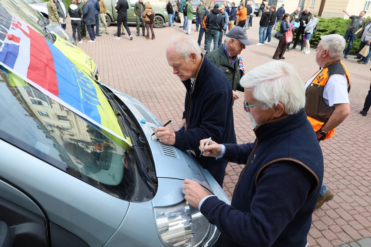 Британські фермери передали для українських військових 38 позашляховиків - 1