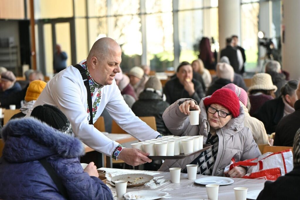 У Львові приготували Великодній сніданок для потребуючих людей - 1