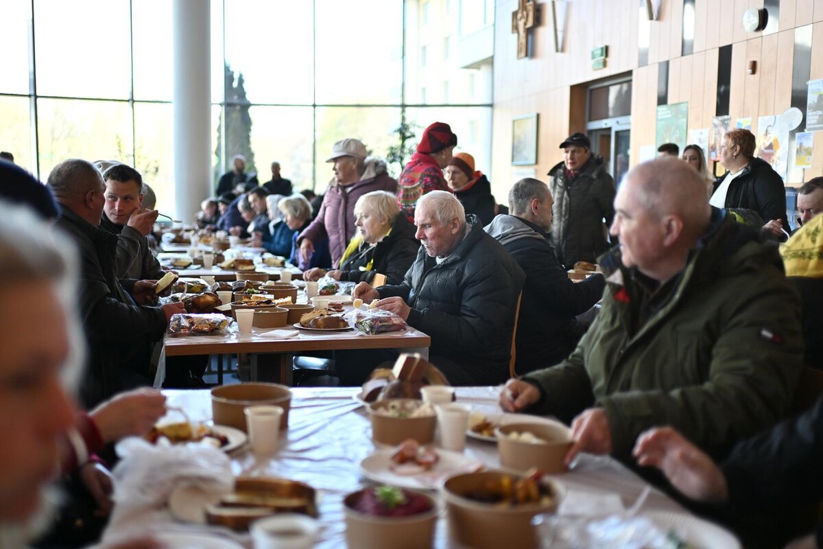 У Львові приготували Великодній сніданок для потребуючих людей - 7
