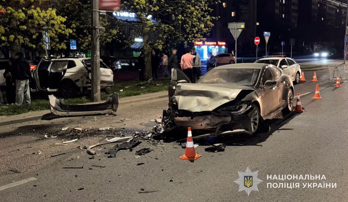 У Львові в ДТП травмовано чотирьох пасажирів, серед них троє дітей - 2