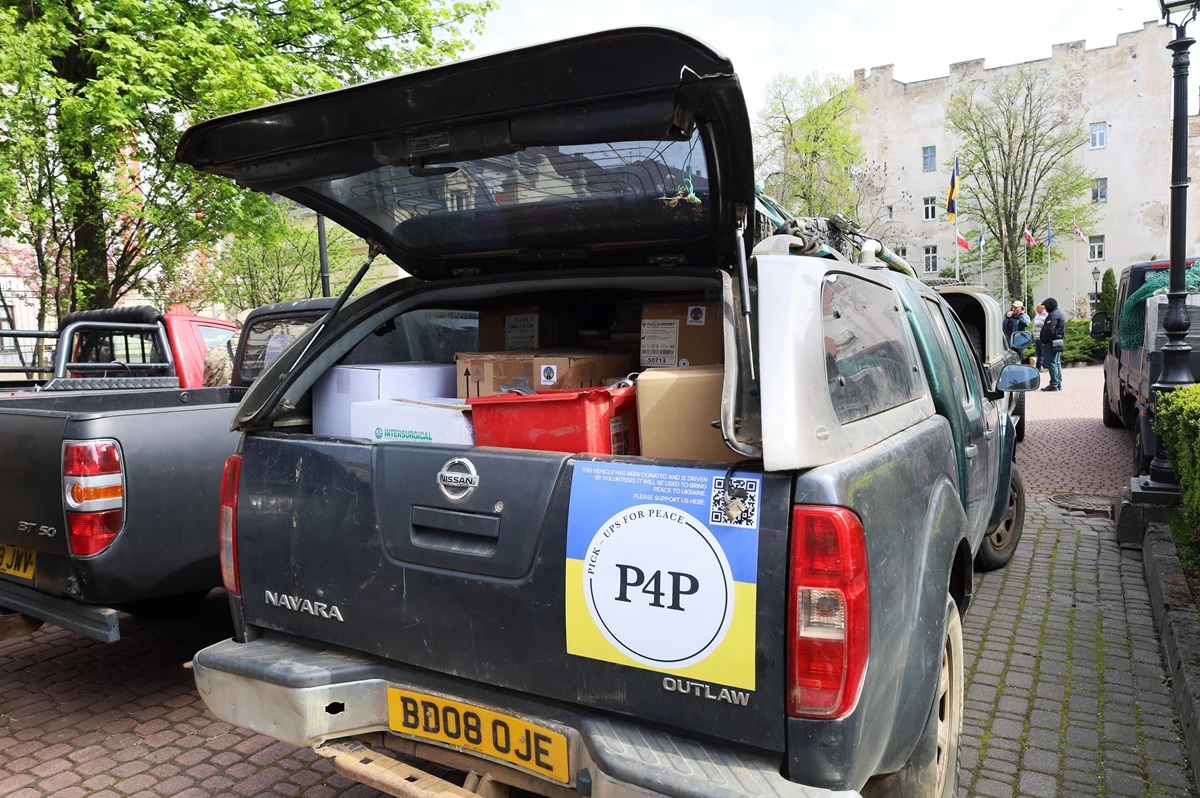 Британські фермери передали для українських військових 38 позашляховиків - 3