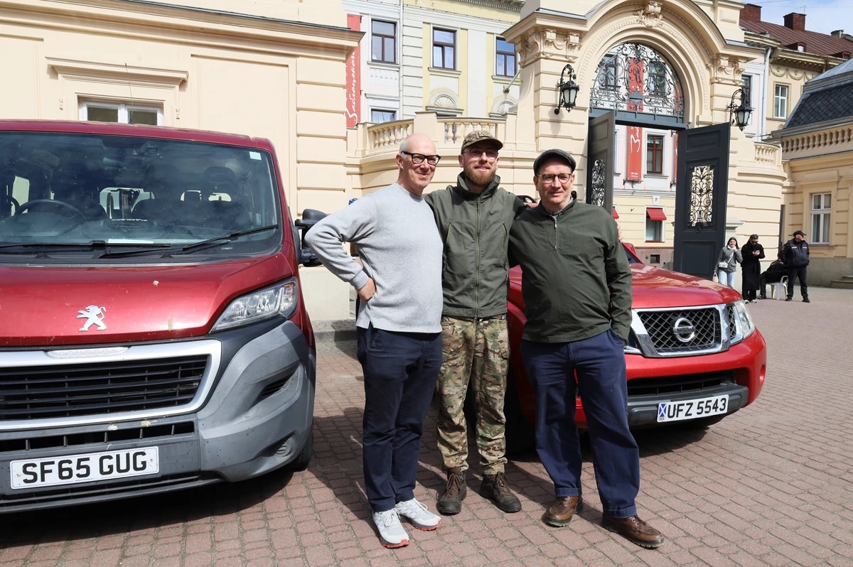 Британські фермери передали для українських військових 38 позашляховиків - 4