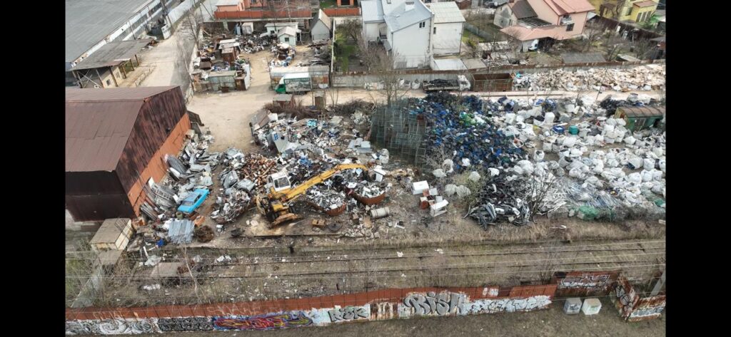 Львів'яни заявили про засмічення території підприємством біля житлових будинків - 1