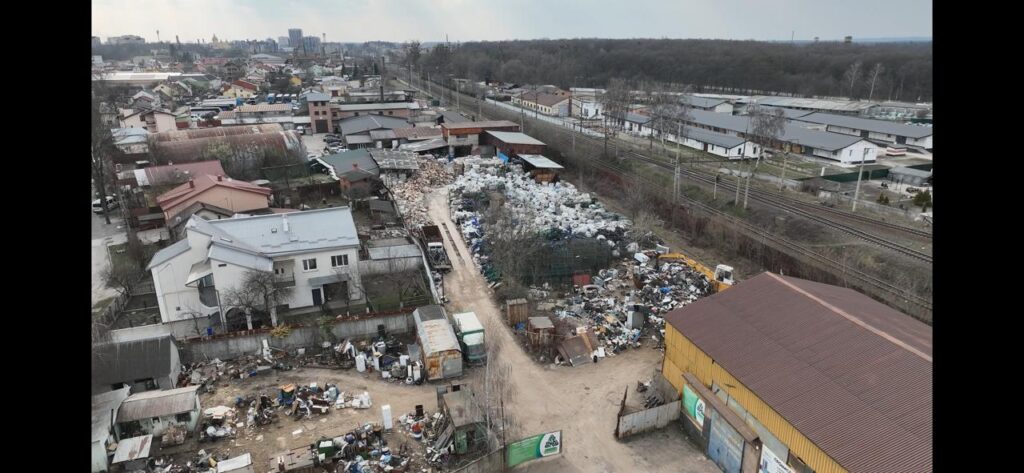 Львів'яни заявили про засмічення території підприємством біля житлових будинків - 2