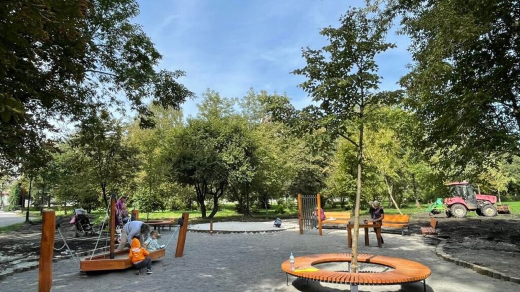 Продовження воєнного стану, рейтинг громад Львівщини, книга про облогу Маріуполя: головні новини дня - 3