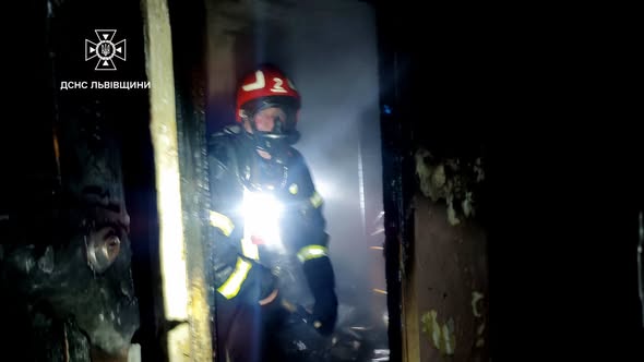 Нічна пожежа у Львові: рятувальники врятували вісьмох людей, серед них дитина