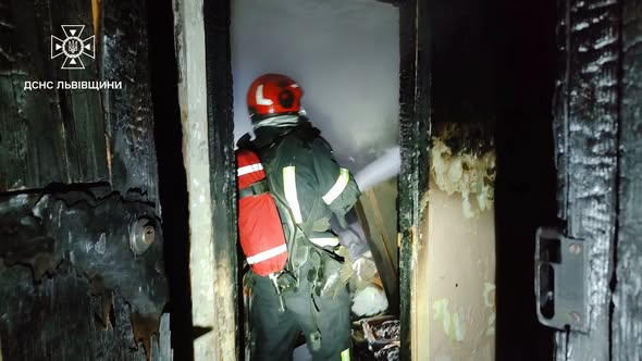 Нічна пожежа у Львові: рятувальники врятували вісьмох людей, серед них дитина - 1