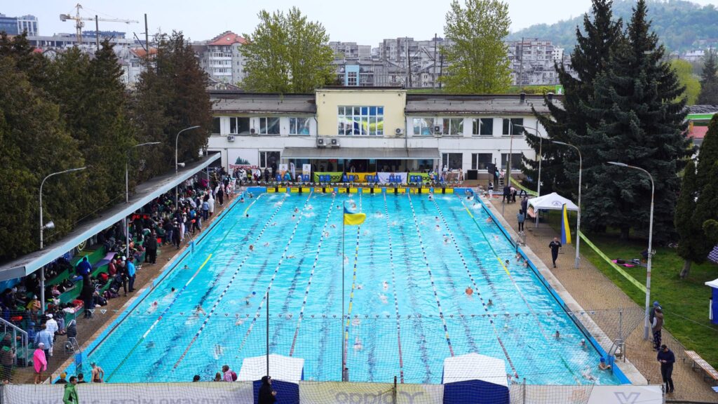 У Львові відбувся відкритий чемпіонат області з плавання за підтримки blago: понад 300 учасників змагалися попри сніг і холод - 1