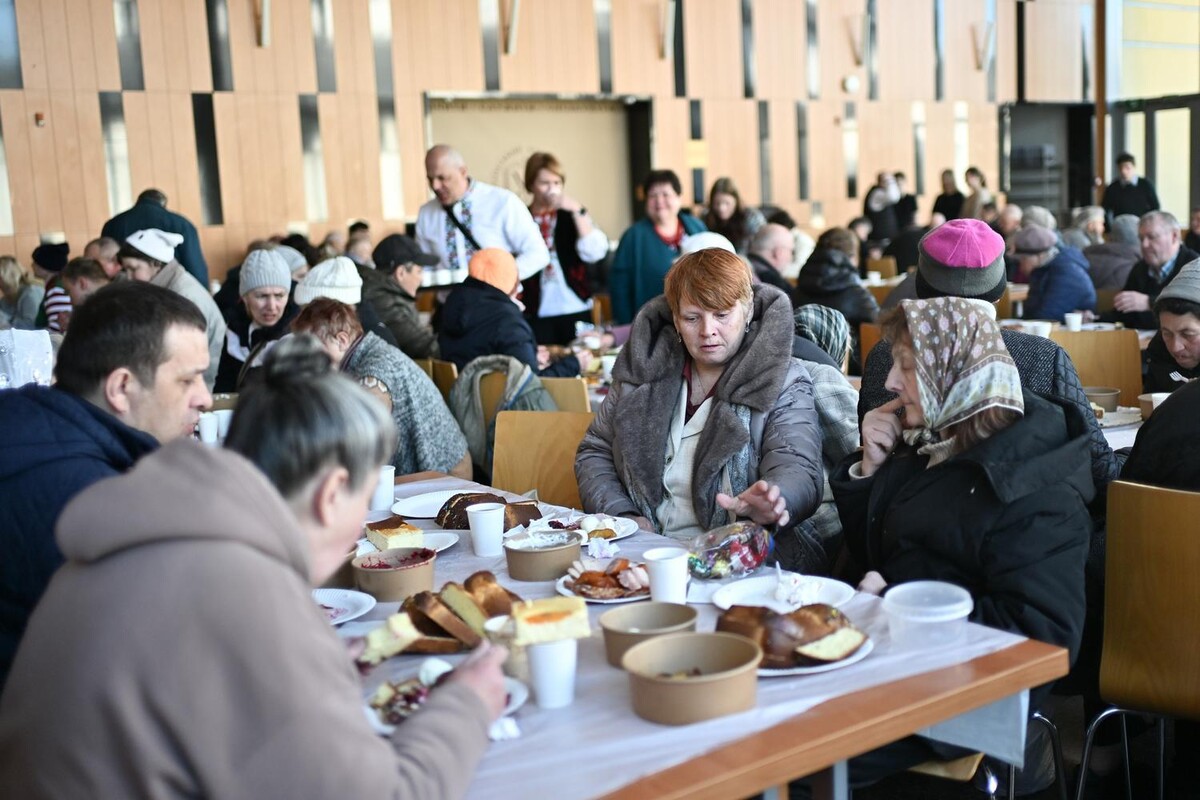 У Львові приготували Великодній сніданок для потребуючих людей - 5