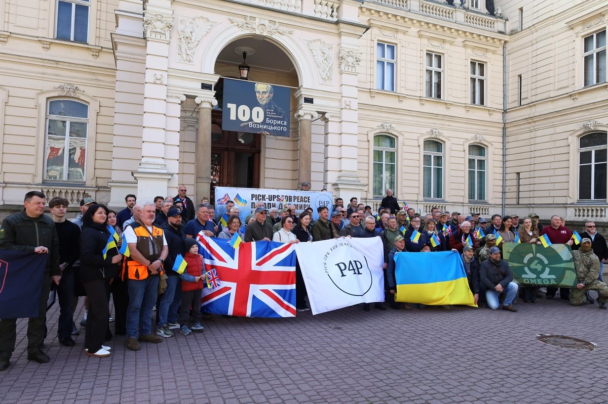 Британські фермери передали для українських військових 38 позашляховиків - 5