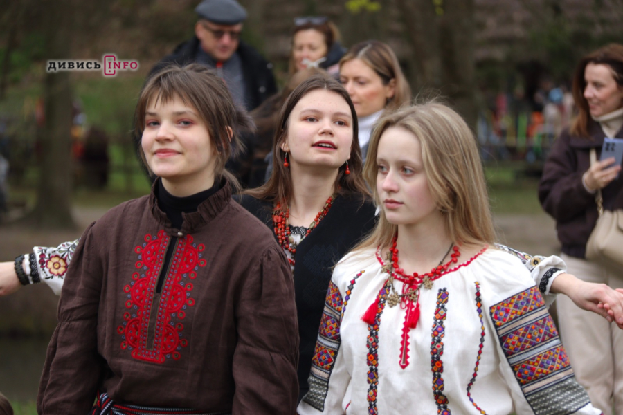 Як у Шевченківському гаю у Львові святкували Великдень (фото/відео) - 1
