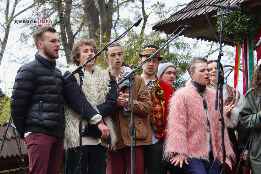 Як у Шевченківському гаю у Львові святкували Великдень (фото/відео) - 15