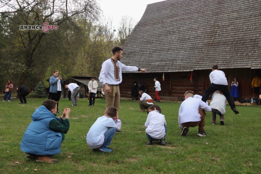 Як у Шевченківському гаю у Львові святкували Великдень (фото/відео) - 2