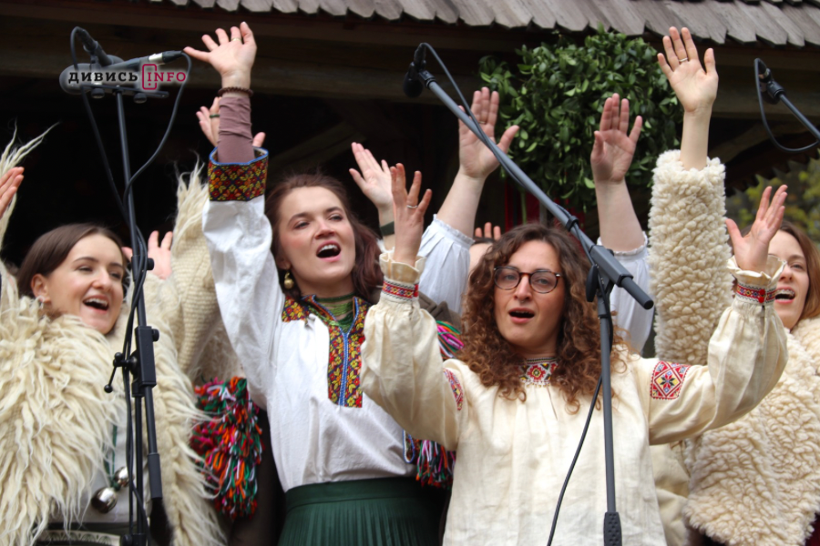 Як у Шевченківському гаю у Львові святкували Великдень (фото/відео) - 18