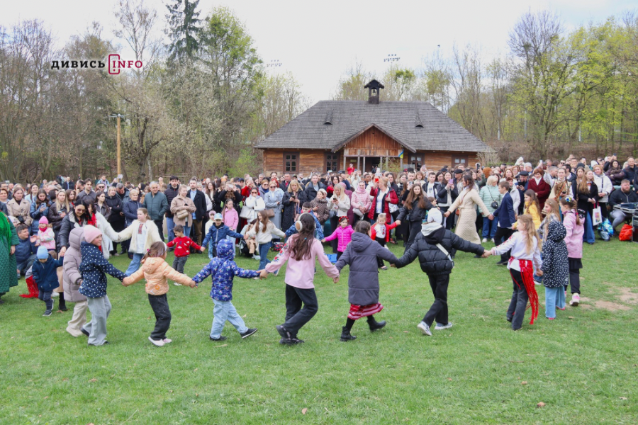 Як у Шевченківському гаю у Львові святкували Великдень (фото/відео) - 31