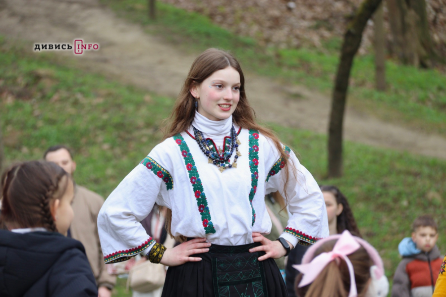 Як у Шевченківському гаю у Львові святкували Великдень (фото/відео) - 4