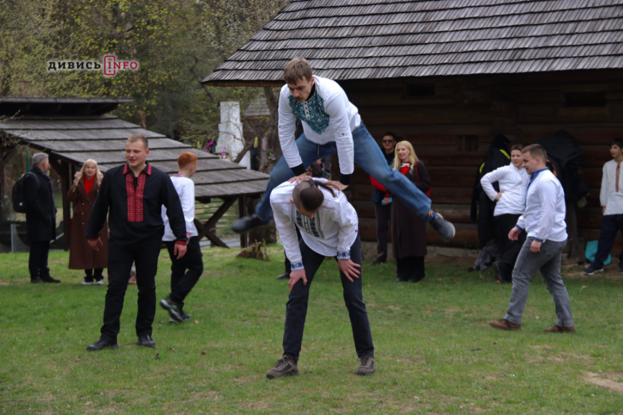 Як у Шевченківському гаю у Львові святкували Великдень (фото/відео) - 5