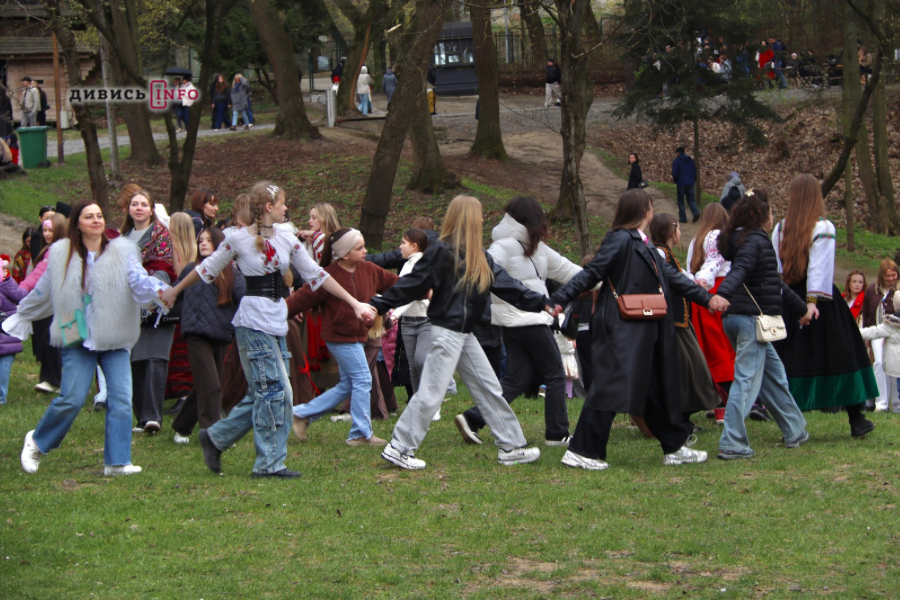 Як у Шевченківському гаю у Львові святкували Великдень (фото/відео) - 6