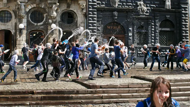 Яким раніше був Обливаний понеділок у Львові: добірка архівних світлин - 3