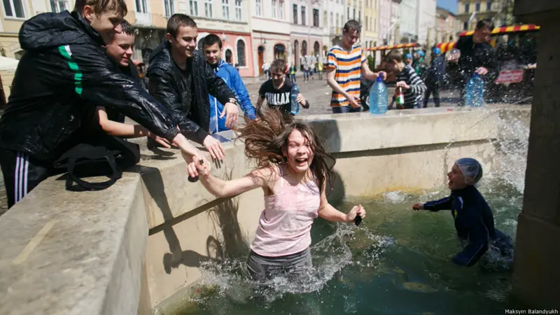 Яким раніше був Обливаний понеділок у Львові: добірка архівних світлин - 1