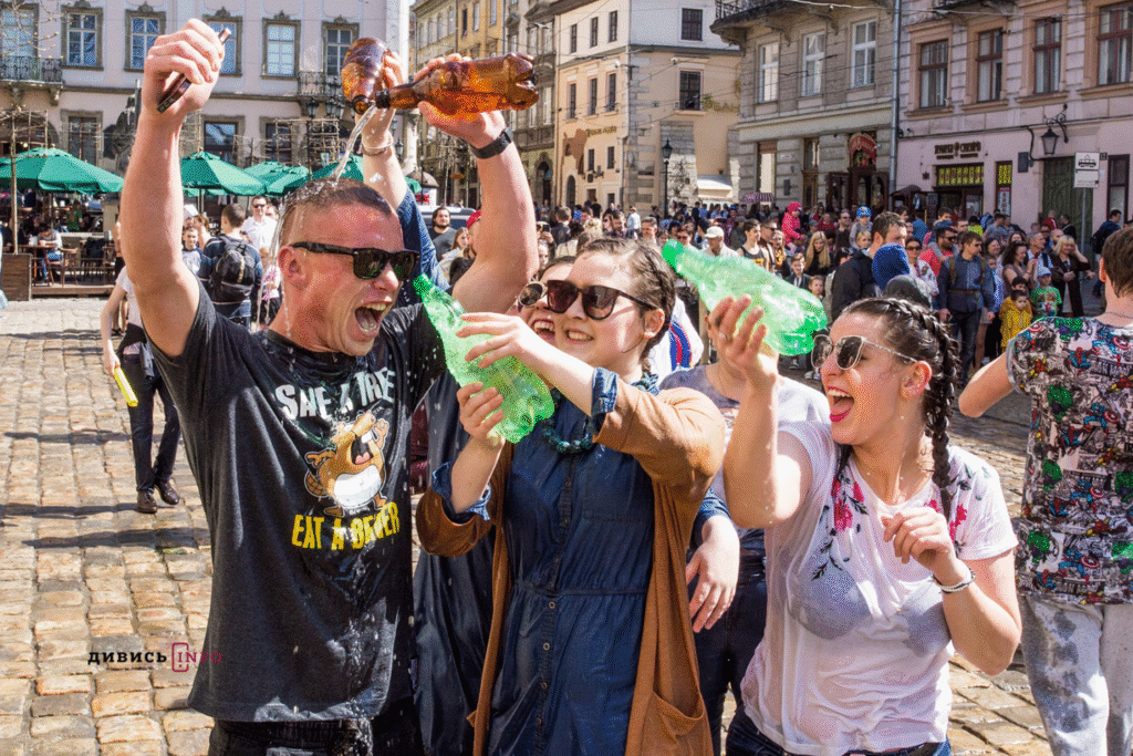 Яким раніше був Обливаний понеділок у Львові: добірка архівних світлин - 13